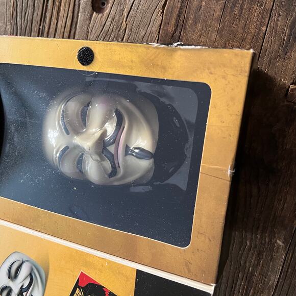 V for Vendetta 2-Disc Collector's Edition (DVD) Complete w/ Mask & Cards JL - Picture 5 of 8